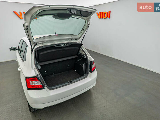 Белый Шкода Фабия, объемом двигателя 1 л и пробегом 70 тыс. км за 8553 $, фото 6 на Automoto.ua