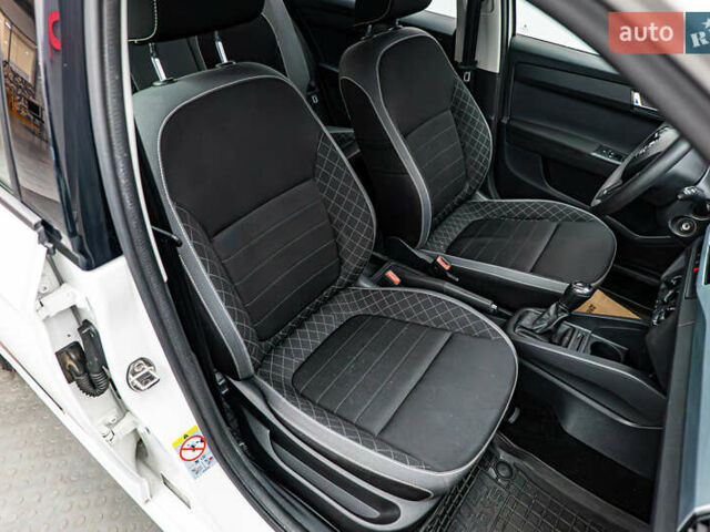 Белый Шкода Фабия, объемом двигателя 1 л и пробегом 95 тыс. км за 7590 $, фото 12 на Automoto.ua