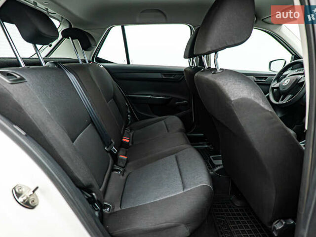 Белый Шкода Фабия, объемом двигателя 1 л и пробегом 70 тыс. км за 8553 $, фото 11 на Automoto.ua