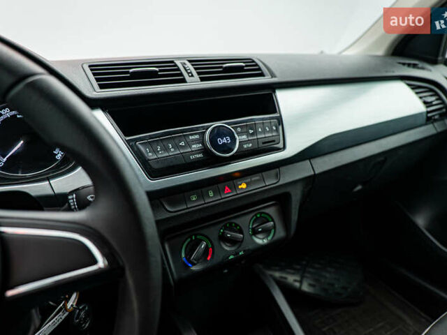 Белый Шкода Фабия, объемом двигателя 1 л и пробегом 95 тыс. км за 7590 $, фото 10 на Automoto.ua