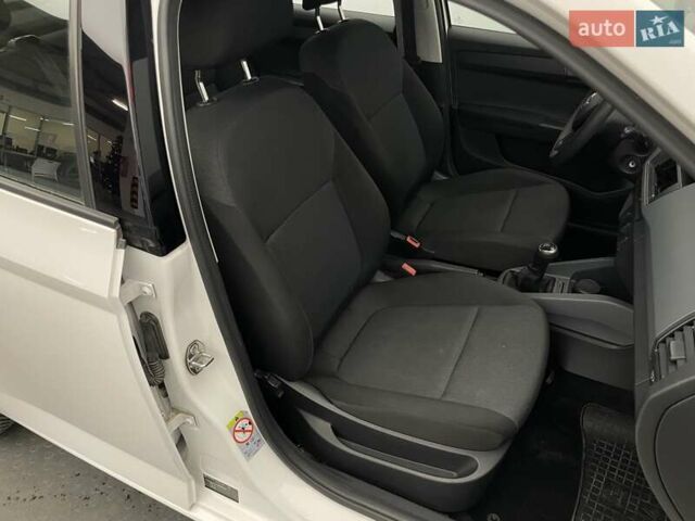 Белый Шкода Фабия, объемом двигателя 1 л и пробегом 44 тыс. км за 9327 $, фото 15 на Automoto.ua