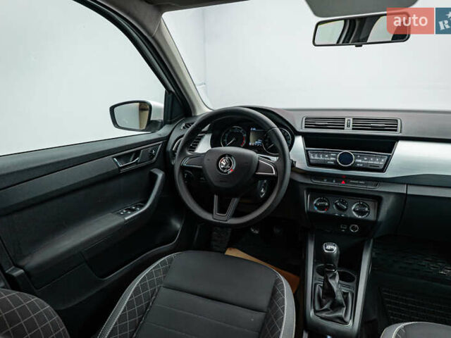 Белый Шкода Фабия, объемом двигателя 1 л и пробегом 82 тыс. км за 8434 $, фото 10 на Automoto.ua