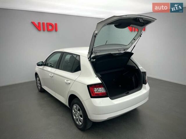 Білий Шкода Фабія, об'ємом двигуна 1 л та пробігом 61 тис. км за 9364 $, фото 6 на Automoto.ua