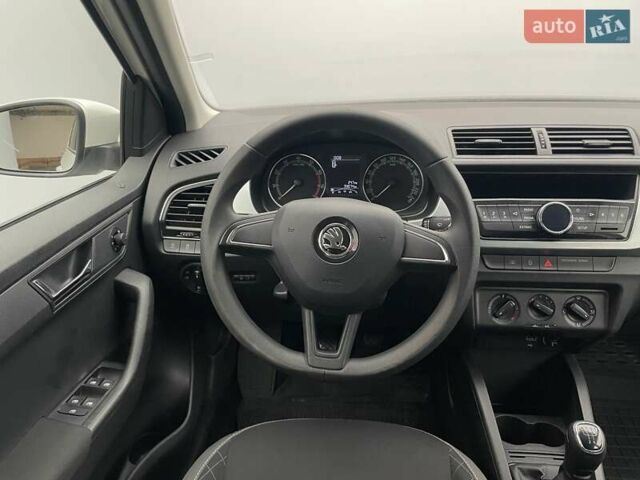 Шкода Фабия 2018 в Киеве на Automoto.ua Белый Шкода Фабия, объемом двигателя 1 л и пробегом 93 тыс. км за 8415 $, фото 10 на Automoto.ua