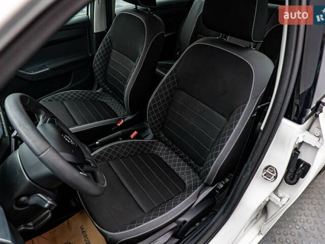 Белый Шкода Фабия, объемом двигателя 1 л и пробегом 98 тыс. км за 7436 $, фото 8 на Automoto.ua