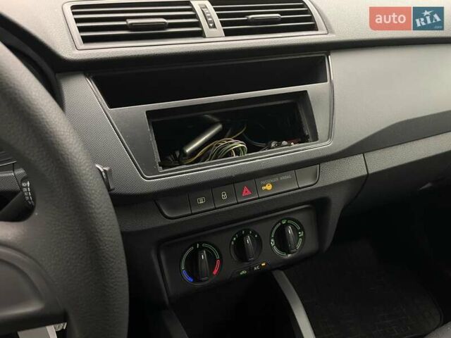 Белый Шкода Фабия, объемом двигателя 1 л и пробегом 44 тыс. км за 9327 $, фото 13 на Automoto.ua