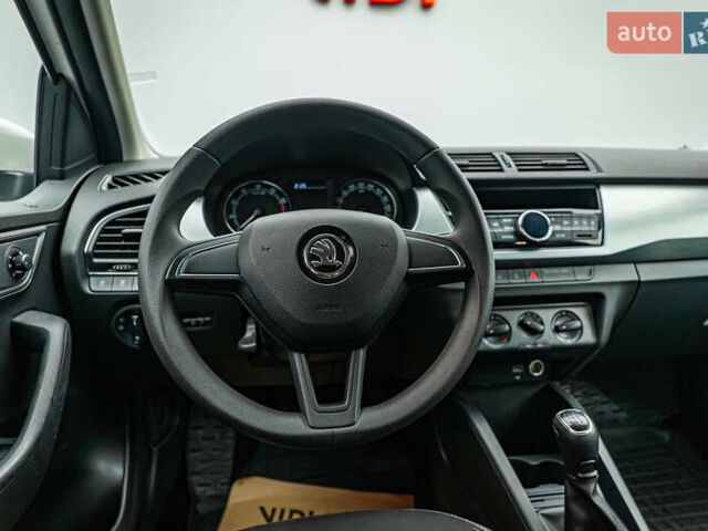 Белый Шкода Фабия, объемом двигателя 1 л и пробегом 82 тыс. км за 8434 $, фото 11 на Automoto.ua