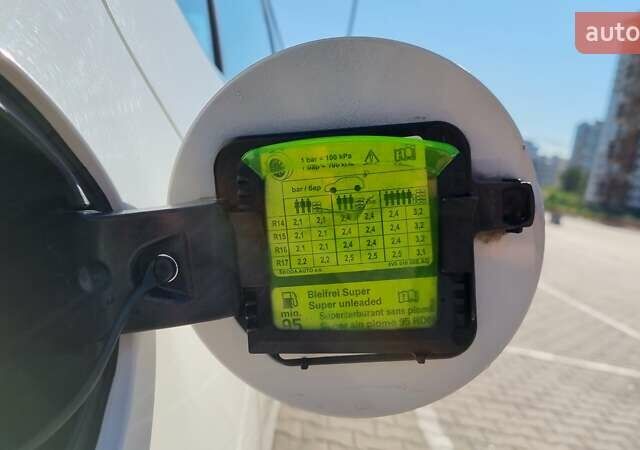 Белый Шкода Фабия, объемом двигателя 1 л и пробегом 113 тыс. км за 9200 $, фото 40 на Automoto.ua
