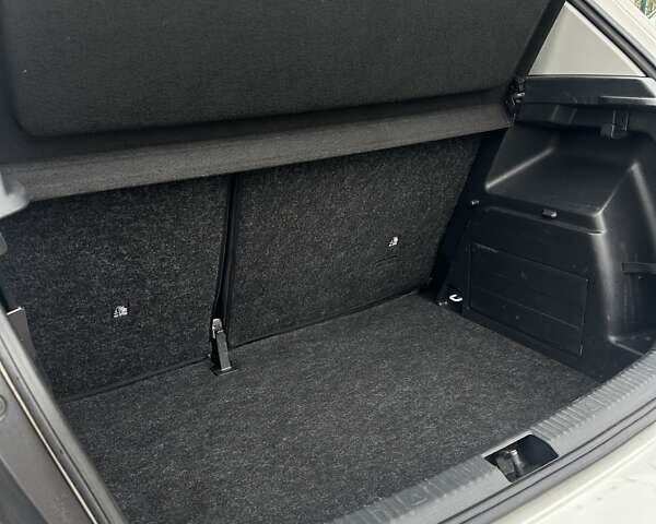 Белый Шкода Фабия, объемом двигателя 1 л и пробегом 120 тыс. км за 8300 $, фото 10 на Automoto.ua