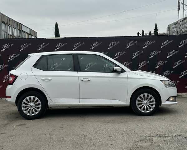 Белый Шкода Фабия, объемом двигателя 1 л и пробегом 120 тыс. км за 8300 $, фото 3 на Automoto.ua