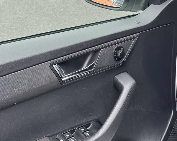 Белый Шкода Фабия, объемом двигателя 1 л и пробегом 174 тыс. км за 7224 $, фото 16 на Automoto.ua