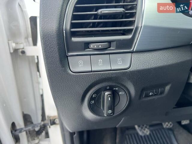 Белый Шкода Фабия, объемом двигателя 1 л и пробегом 115 тыс. км за 8021 $, фото 12 на Automoto.ua