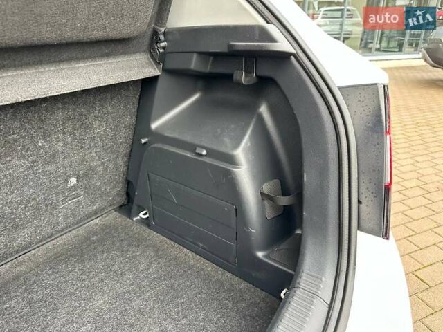 Белый Шкода Фабия, объемом двигателя 1 л и пробегом 104 тыс. км за 8600 $, фото 76 на Automoto.ua