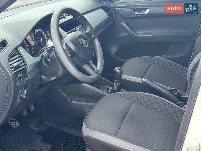 Білий Шкода Фабія, об'ємом двигуна 1 л та пробігом 176 тис. км за 8600 $, фото 17 на Automoto.ua