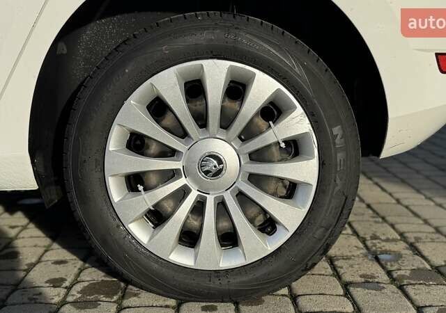 Белый Шкода Фабия, объемом двигателя 1 л и пробегом 146 тыс. км за 8880 $, фото 9 на Automoto.ua