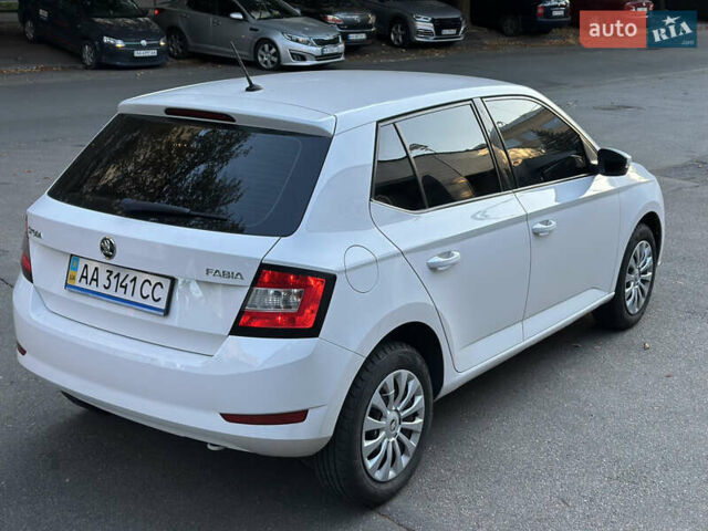 Белый Шкода Фабия, объемом двигателя 1 л и пробегом 84 тыс. км за 8400 $, фото 3 на Automoto.ua