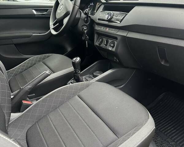 Белый Шкода Фабия, объемом двигателя 1 л и пробегом 120 тыс. км за 8300 $, фото 17 на Automoto.ua