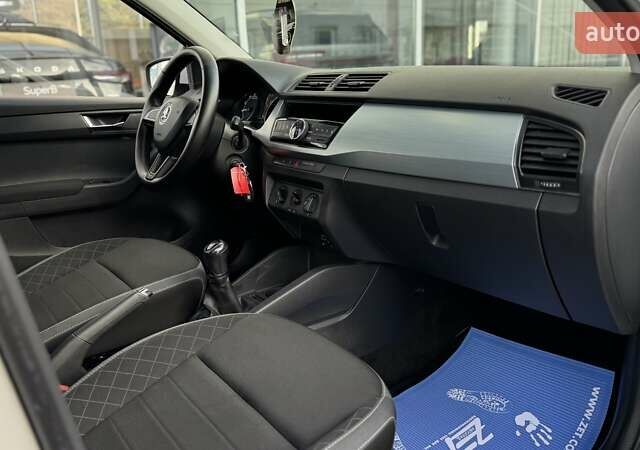 Белый Шкода Фабия, объемом двигателя 1 л и пробегом 146 тыс. км за 8880 $, фото 38 на Automoto.ua