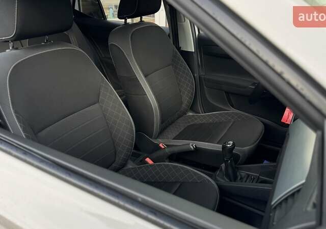 Белый Шкода Фабия, объемом двигателя 1 л и пробегом 146 тыс. км за 8880 $, фото 36 на Automoto.ua