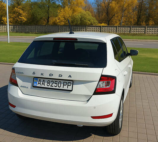 Белый Шкода Фабия, объемом двигателя 1 л и пробегом 94 тыс. км за 8600 $, фото 3 на Automoto.ua