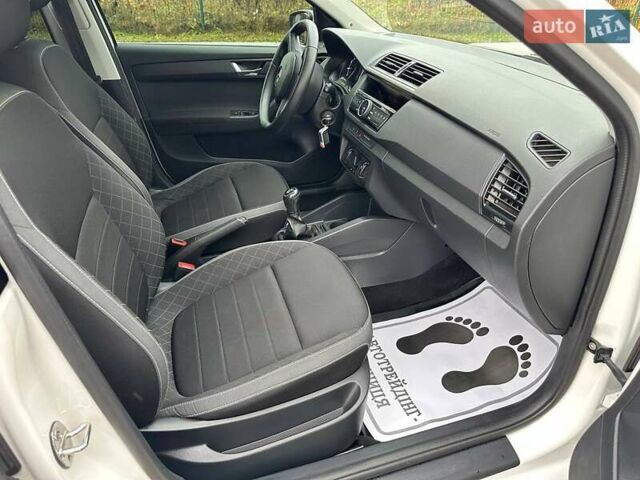 Белый Шкода Фабия, объемом двигателя 1 л и пробегом 104 тыс. км за 8600 $, фото 60 на Automoto.ua