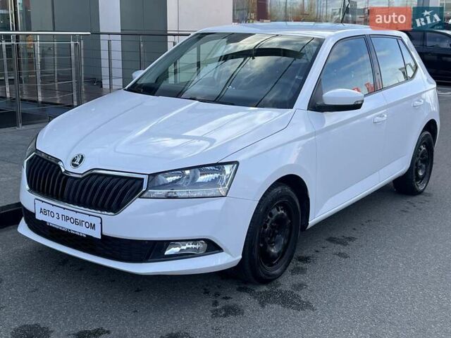 Белый Шкода Фабия, объемом двигателя 1 л и пробегом 115 тыс. км за 8021 $, фото 2 на Automoto.ua