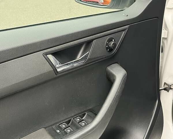 Білий Шкода Фабія, об'ємом двигуна 1 л та пробігом 165 тис. км за 8273 $, фото 15 на Automoto.ua