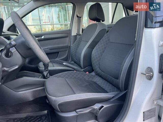 Белый Шкода Фабия, объемом двигателя 1 л и пробегом 115 тыс. км за 8021 $, фото 9 на Automoto.ua