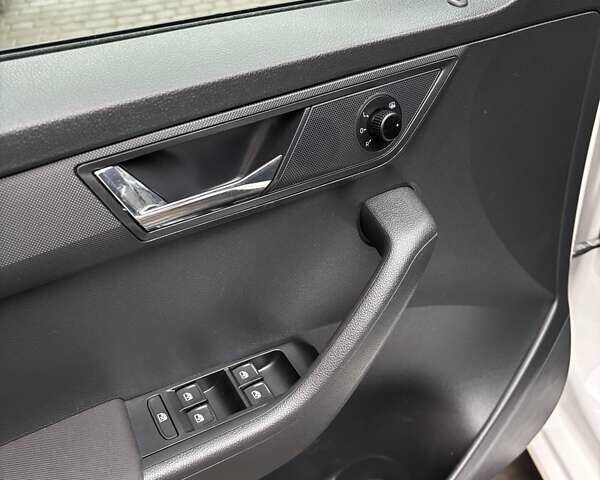 Белый Шкода Фабия, объемом двигателя 1 л и пробегом 103 тыс. км за 8700 $, фото 28 на Automoto.ua