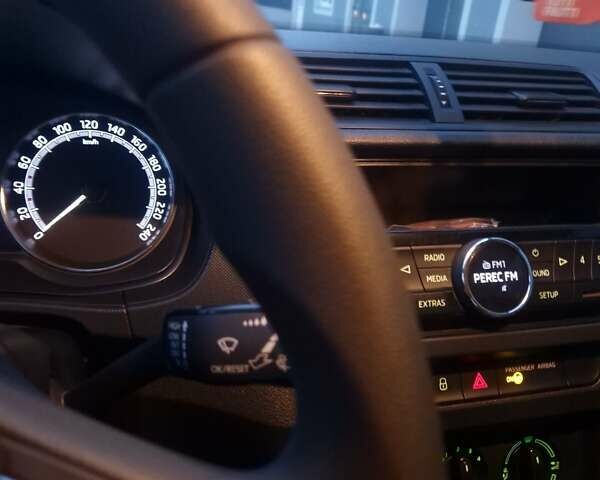 Білий Шкода Фабія, об'ємом двигуна 1 л та пробігом 106 тис. км за 8400 $, фото 24 на Automoto.ua