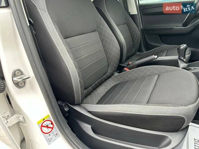 Белый Шкода Фабия, объемом двигателя 1 л и пробегом 104 тыс. км за 8600 $, фото 63 на Automoto.ua