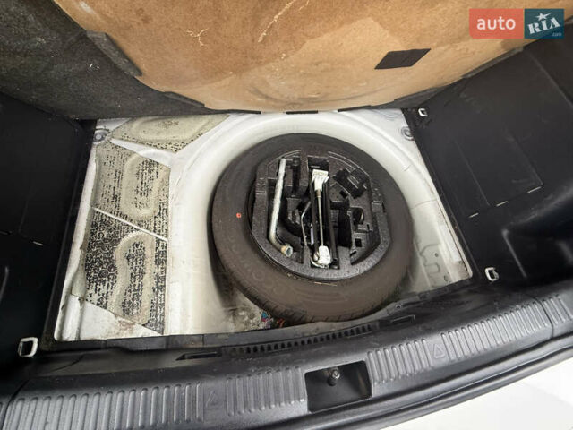 Белый Шкода Фабия, объемом двигателя 1 л и пробегом 144 тыс. км за 8000 $, фото 3 на Automoto.ua