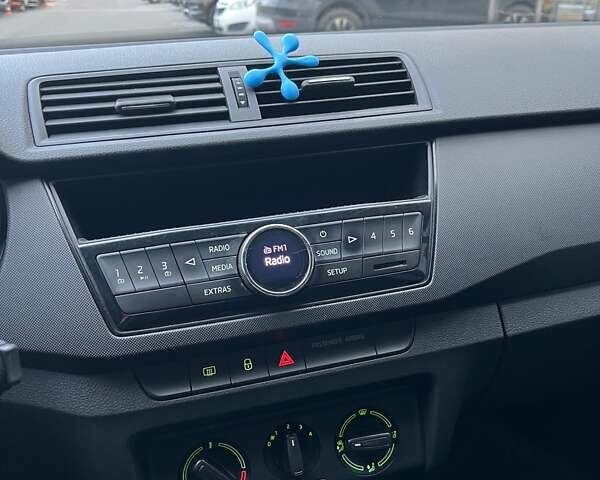 Белый Шкода Фабия, объемом двигателя 1 л и пробегом 143 тыс. км за 7460 $, фото 21 на Automoto.ua