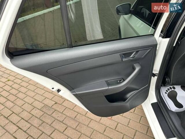 Белый Шкода Фабия, объемом двигателя 1 л и пробегом 104 тыс. км за 8600 $, фото 71 на Automoto.ua