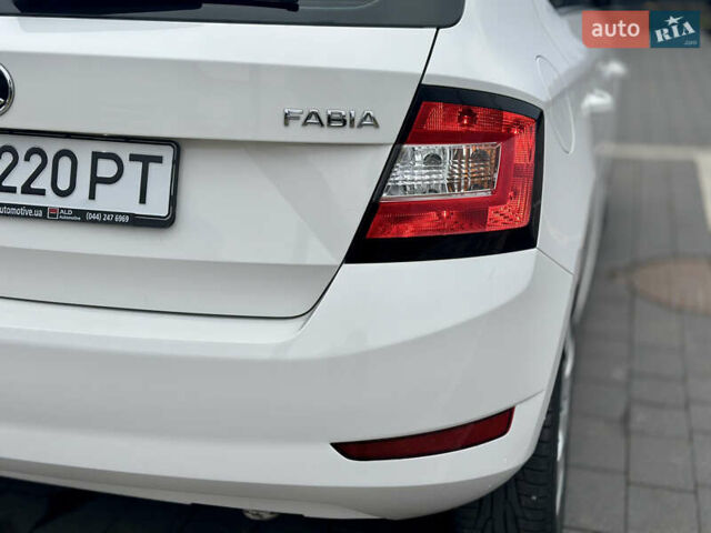 Белый Шкода Фабия, объемом двигателя 1 л и пробегом 131 тыс. км за 8499 $, фото 19 на Automoto.ua