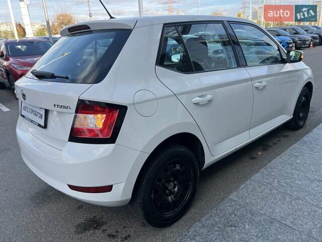 Белый Шкода Фабия, объемом двигателя 1 л и пробегом 115 тыс. км за 8021 $, фото 6 на Automoto.ua