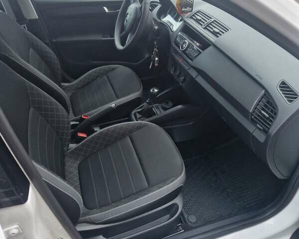 Білий Шкода Фабія, об'ємом двигуна 1 л та пробігом 106 тис. км за 8400 $, фото 13 на Automoto.ua