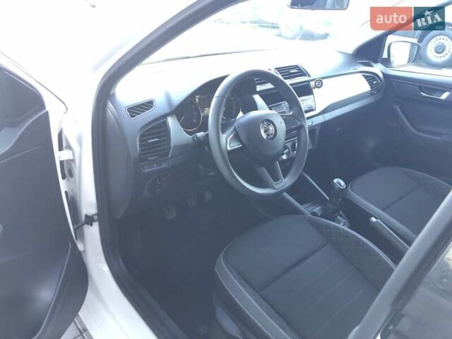 Белый Шкода Фабия, объемом двигателя 1 л и пробегом 98 тыс. км за 8700 $, фото 7 на Automoto.ua