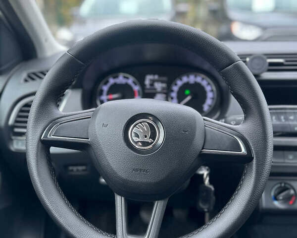 Белый Шкода Фабия, объемом двигателя 1 л и пробегом 120 тыс. км за 8300 $, фото 22 на Automoto.ua