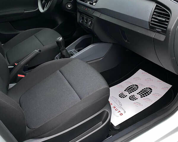 Белый Шкода Фабия, объемом двигателя 0 л и пробегом 101 тыс. км за 10300 $, фото 7 на Automoto.ua