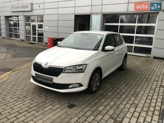 Белый Шкода Фабия, объемом двигателя 1 л и пробегом 106 тыс. км за 8000 $, фото 1 на Automoto.ua