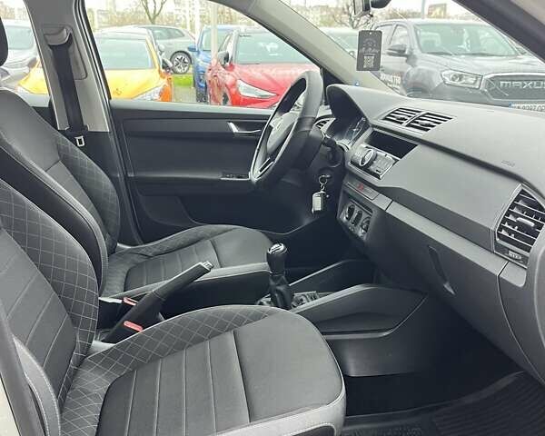 Белый Шкода Фабия, объемом двигателя 1 л и пробегом 174 тыс. км за 7224 $, фото 12 на Automoto.ua