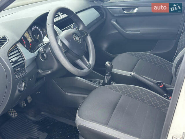 Белый Шкода Фабия, объемом двигателя 1 л и пробегом 131 тыс. км за 8499 $, фото 23 на Automoto.ua