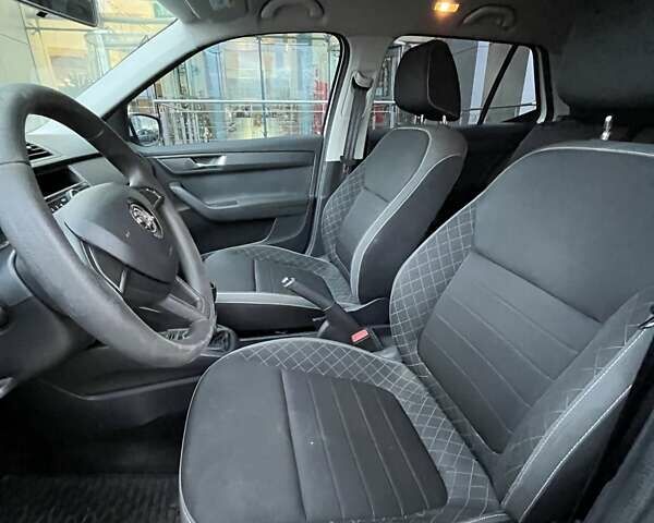 Белый Шкода Фабия, объемом двигателя 1 л и пробегом 143 тыс. км за 7460 $, фото 18 на Automoto.ua