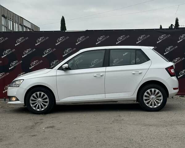 Белый Шкода Фабия, объемом двигателя 1 л и пробегом 120 тыс. км за 8300 $, фото 4 на Automoto.ua