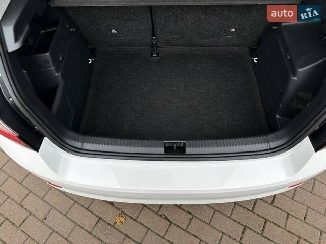 Белый Шкода Фабия, объемом двигателя 1 л и пробегом 104 тыс. км за 8600 $, фото 77 на Automoto.ua