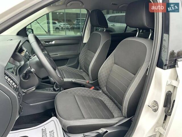 Белый Шкода Фабия, объемом двигателя 1 л и пробегом 104 тыс. км за 8600 $, фото 54 на Automoto.ua