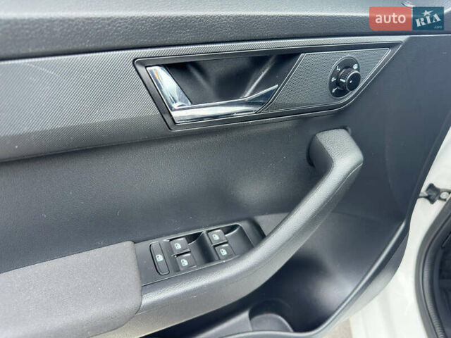 Белый Шкода Фабия, объемом двигателя 1 л и пробегом 131 тыс. км за 8499 $, фото 44 на Automoto.ua