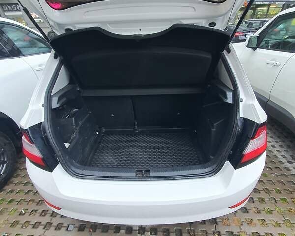 Белый Шкода Фабия, объемом двигателя 1 л и пробегом 94 тыс. км за 8600 $, фото 5 на Automoto.ua