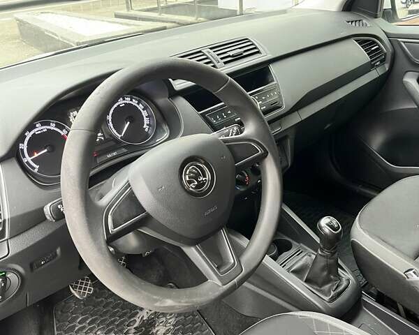 Білий Шкода Фабія, об'ємом двигуна 1 л та пробігом 165 тис. км за 8273 $, фото 17 на Automoto.ua